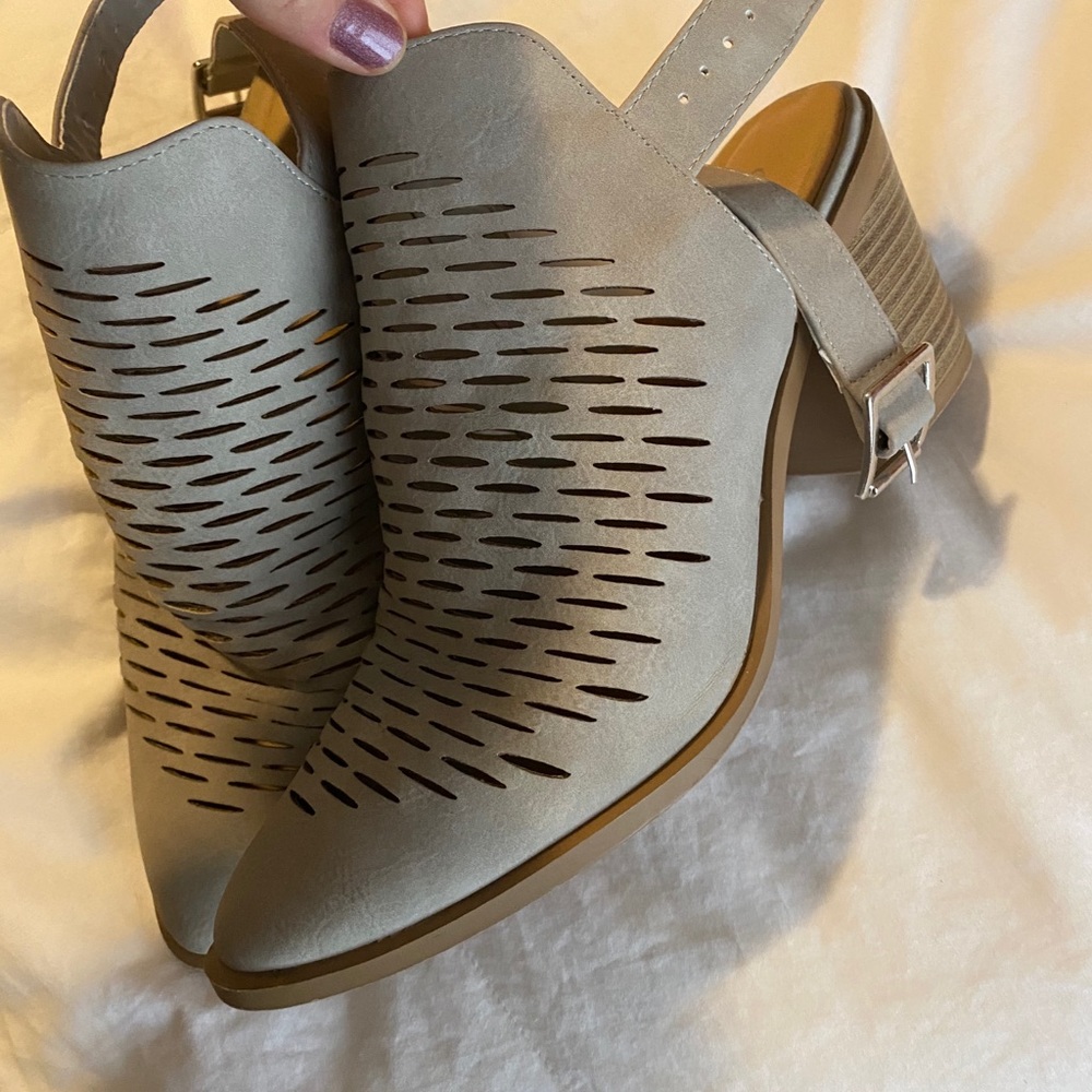 Cute gray clogs with strap ! Only worn once.